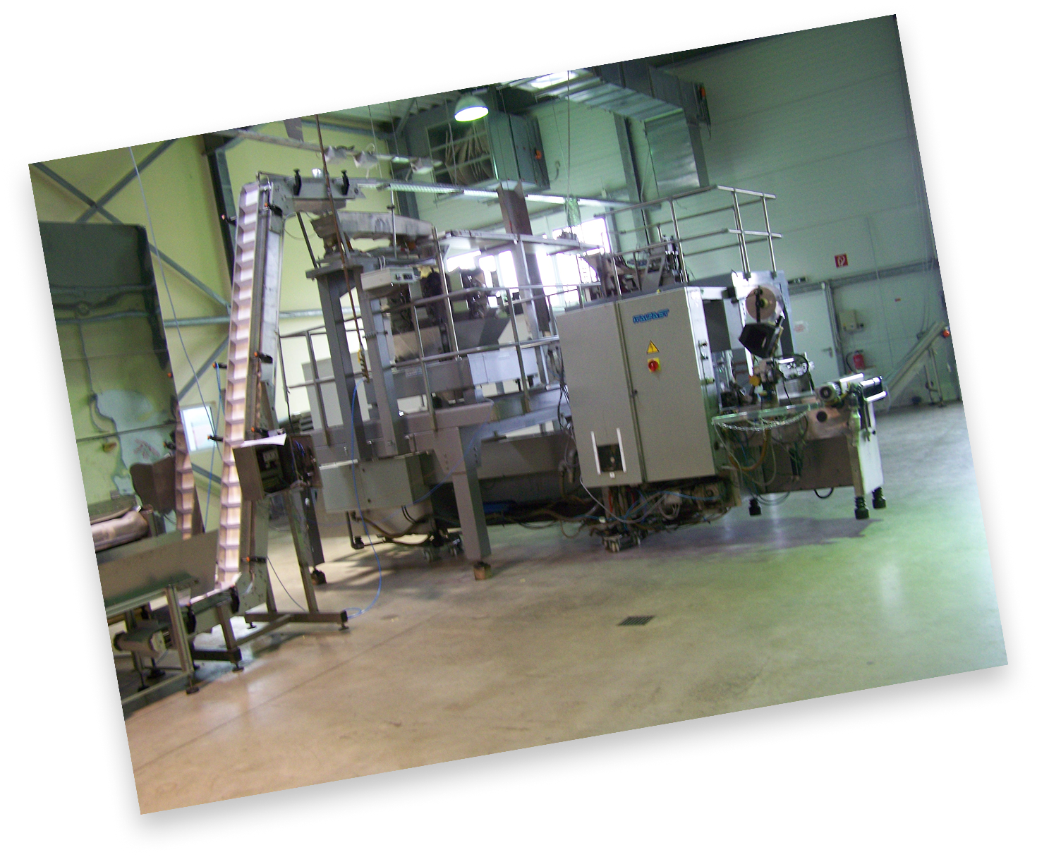 Produktionshalle mit Maschinen
