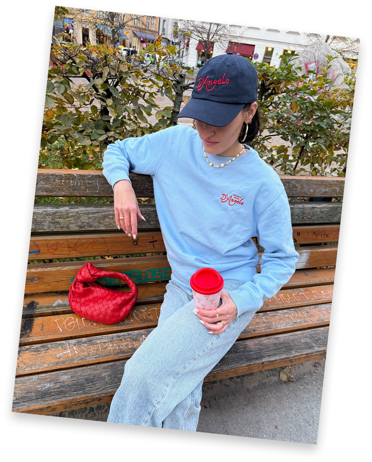 Frau mit D-Angelo Merchandise auf Parkbank